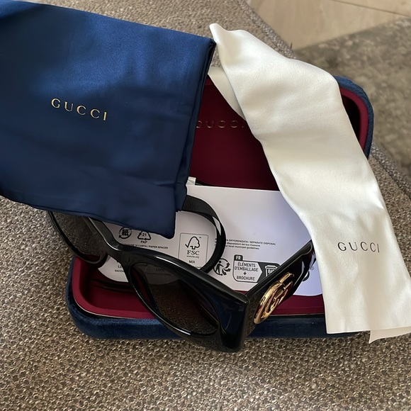 GUCCI GG0810S 001
RECTANGULAR BLACK GREY 53MM UNISEX SUNGLASSES
BRAND NEW - Picture 6 of 12